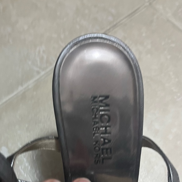 Michael Kors size 7 - Picture 2 of 3